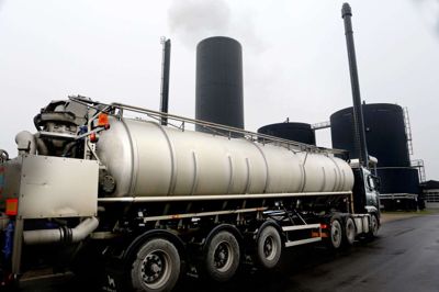 Omkring 100 tankvogne med gylle gennem Ilskov hver dag. Det kan blive konsekvensen ved opførelsen af et nyt stort biogasanlæg mellem Ilskov og Ikast. Nu kalder landmændene bag planerne til borgermøde i Ilskov. Billedet er fra Lemvig Biogasanlæg. Foto: Henrik Ole Jensen