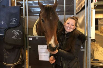 Amalie Hedegaard og hendes hest Cheval, der betyder hest på fransk, er både nervøse og spændte på at være en del af Danmarks største heste-arrangement for første gang. Foto: Thor Ølgaard Hansen