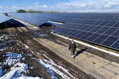 De sidste solcellepaneler bliver sat op i dag, lørdag 11. marts, og så er solcellepark nummer to på Røddinglundvej helt klar til forårets solhøst. Det forklarer Bent Nielsen fra Vildbjerg Entreprenør og Anlæg, der her ses gående på køreplader, man nu snart skal have samlet sammen igen. For der skal sås græs overalt mellem panelerne, så området fremstår noget mere naturskønt, end det gør nu. Foto: Jan Briks Kjærside