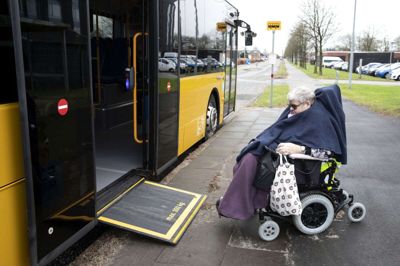Beboere og pårørende på plejehjemmet »Højbo« i Arnborg får nemmere ved at komme til og fra Herning med den nye køreplan, der vil sende bybusserne ud omkring en række landsbyer efter sommerferien. Billedet her er fra stoppestedet ved Bytoften i Tjørring. Foto: Tom Laursen