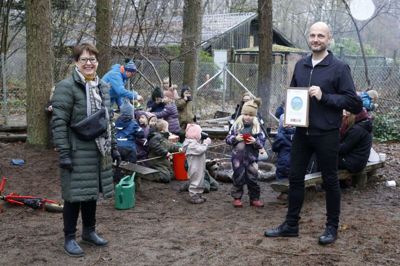 Herning Kommune delte senest sin miljøpris ud i 2020, hvor en af prismodtagerne var Naturbørnehaven Skoven og institutionsleder Michael Hall Larsen, der fik overrakt diplom af daværende teknik- og miljøudvalgsformand Joan Hansen (V). Nu vender prisen tilbage som Herning Bæredygtighedspris 2023. Foto: Henrik Ole Jensen