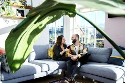 Julia og Kristian Fanth Truelsen blev gift sidste år, hvor de også flyttede ind i deres nye hjem på Kollund Byvej 49. Her bor de med deres tre sammenbragte børn. Foto: Chresten Bergh