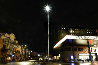 Den forvoksede lygtepæl ved banegården kommer til sin ret, når mørket falder på. Foto: Henrik Ole Jensen