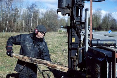 Bjarne Jensen fra virksomheden Poda er i fuld gang med at indhegne Gjellerup Enge, der efter planen skal afgræsses af en flok vilde heste. Foto: Chresten Bergh