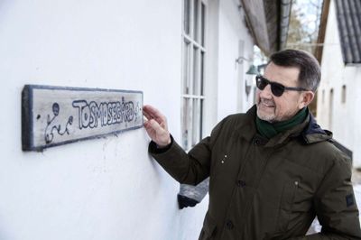 Selv om Helge Sanders forældre solgte Tosmosegård i 1972, har han bevaret tilknytningen til sit barndomshjem. Det skyldes, at hans gode ven og tidligere kollega på Herning Folkeblad, Wilhelm Schreiber, købte gården ved Ørre. Foto: Chresten Bergh
