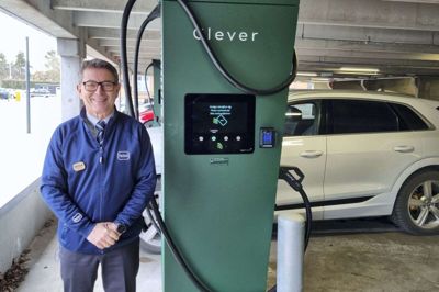 Varehuschef Tom Kærsgaard er godt tilfreds med, at lynladerne i parkeringshuset ved Føtex bliver brugt flittigt, og brugerne er gode til at komme hurtigt væk, så andre kan komme til at lade deres biler. Foto: Palle Heering Nielsen