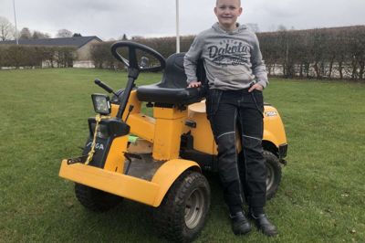 Rasmus Ellyton Andersen viser stolt sin havetraktor frem, som han elsker at fræse rundt på. Ud over havetraktoren kører han også på RTV, crossere og gokarts. Alt, der har hjul og kan opnå en vis fart, bliver nydt i fulde drag. Foto: Thor Ølgaard Hansen