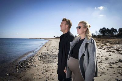 Freja og Kasper nyder deres nye og midlertidige residens i Norsminde - tæt på havet og havnen. Her skal parret bo i et lejet sommerhus indtil slutningen af juni. I Egå Havn har de en lille motorbåd, som de regner med at sælge og erstatte med en mindre sejlbåd. Planen er bo på båden, så de kan vænne sig til et familieliv på vandet, inden de til september flytter ind på Elly, som efter planen sejler rundt ved ABC-øerne i Caribien på det tidspunkt. Foto: Martin Ballund