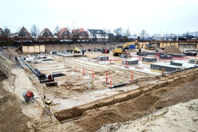 Selvom nedrivningen fortsat er i fuld gang, er der allerede ved at blive støbt til de første boliger på sygehusgrunden. Det sker i det nordvestlige hjørne op mod rundkørslen og OK-stationen ved Gl. Landevej. Det er Nordstern, der bygger de første 198 etageboliger, som forventes at stå færdige om halvandet år. Foto: Chresten Bergh
