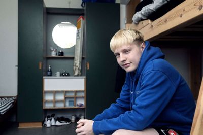 Lucas Lundsgaard var dødsensangst for at flytte fra sit hjem i Varde og tage på efterskole. Han peger på, at både elever og lærere passer på hinanden, så hjemve bliver til udlængsel. - Var man ked af det i begyndelsen, blev man hurtigt taget med i en aktivitet, og i fællesskabet glemmer man utrygheden, siger han. Foto: Chresten Bergh