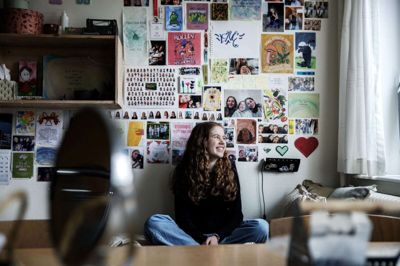 Maria Gaardbo Hansen skulle bruge lidt tid på at finde sig til rette i sit nye hjem på Hestlund Efterskole. Tryghed er nøgleordet for at føle sig hjemme, og det hjælper relationerne til vennerne med. Foto: Chresten Bergh