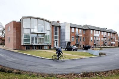 Den tidligere Hammerum Skole er blevet til lejligheder og rækkehuse. Ved en rundvisning kan Folkebladets abonnenter komme med indenfor i det nye byggeri. Foto: Chresten Bergh