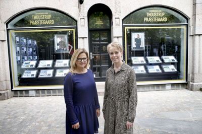 For tre år siden åbnede makkerparret Anja Præstegaard Hansen (t.h.) og Heidi Thoustrup Poulsen deres ejendomsmæglerforretning i gågaden. I denne weekends »10 nysgerrige« fortæller sidstnævnte om sin egen bolig. Foto: Flemming Hansen