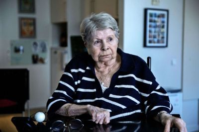 72-årige Inger Pagh bor på Lind Plejecenter og kører i dag kun nødtvungent med Midttrafiks handicapbusser. Sidste år kom hun til skade med sin skinneben, da hun endte med at få sit ben kørt ind i en metalplade. Inger Pagh siger, det var chaufføren, der gjorde det, men Midttrafik fastholder, at det var hendes egen skyld. Foto: Chresten Bergh