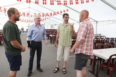 Formanden for bestyrelsen i Aulum Byfest, Morten Beier, og næstformanden, Kim Zacho (i midten), har sammen med en række nye kræfter i bestyrelsen godt gang i planlægningen af byfesten, som løber af stablen 10.-15. maj. Foto: Henrik Ole Jensen