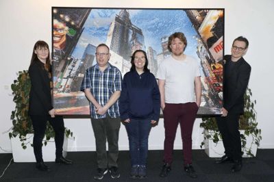 Fra venstre er det bostøttemedarbejder Marianne Damholt, kursisterne Carsten Jørgensen, Christina Dueholm og Casper Hald samt centerleder Christian Søgaard. De er fotograferet foran et af perlepladeentusiast Michael Faurby Hansens perlepladebilleder, som netop nu er udstillet i Frivilligcenter Herning. Foto: Henrik Ole Jensen