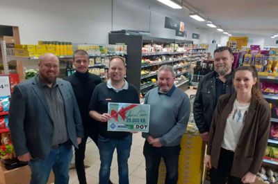 Min Købmand i Kølkær har fået en donation på 25.000 kroner fra tre virksomheder. Fra venstre er det Jakob Andersen og John Warberg fra Aqua d’Or, købmand René Bendtz Sørensen, Min Købmand i Kølkær, medejer af Fasterholt Maskinfabrik, bestyrelsesmedlem og manden bag idéen om donationen, Ole Thisgaard, fabrikschef Lars Amby på DOT og direktør Rikke Kjær Pedersen, Fasterholt Maskinfabrik. Foto: Jesper Wind