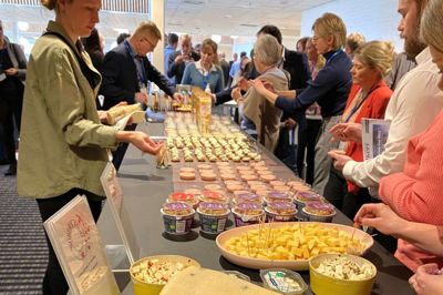 Arla, Them, Thise, Løgismose og Nordex Food havde medbragt lidt specialiteter til de 160 deltagere. Foto: Peter Biisgaard