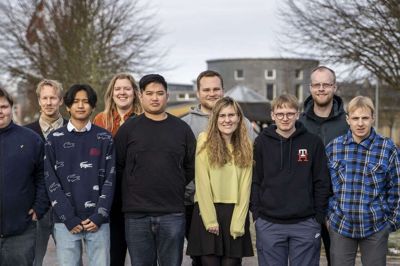 UDDANNEDE Et hold cykelmekanikere har bestået deres svendeprøve på Herningsholm Erhvervsskole & Gymnasier: Alexandra Jacqueline S. Davidsen, Børkop Cykelforretning, Best Theerasak Christensen, Vinding Cykelcenter, Carsten Erik Petersen, Fri Bikeshop, Århus, Frederik Led Behrend, Friis Cykler, Århus, Jonas Post Holm, Design Cykler Viborg, Long Thanh Le, Aros Cykler, Viby J., Louise Thorhauge, Den Store Cykelsmed, Århus, Marco Meldgaard Andersen, Fri Bikeshop Them v/Jan Torben Madsen, Sebastian Schou Kobberø, Olympia Cykler, Holstebro, Thomas Sørensen, Givskov Cykler A/S, Skive, Tobias Jonathan Frydkjær Aaen, Fri Bikeshop Fredericia. Foto: Herningsholm Erhvervsskole & Gymnasier