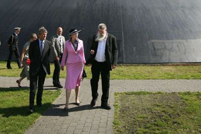 Henrik Stamp, dronning Margrethe og Ingvar Cronhammar i 2009, da dronningen var på rundvisning ved »Elia«. Foto: Flemming Hansen