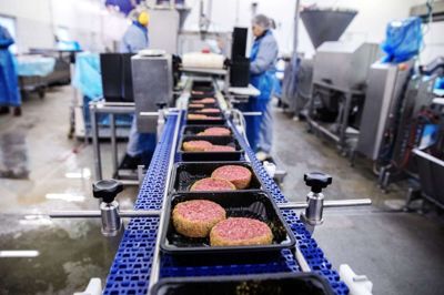 Igen i år oprustede Danish Crowns forædlingsfabrik i Sdr. Felding på mandskabet forud for sommerens grillsæson. Det endte dog ikke med den rekord, man havde håbet på. De nye kantkrydrede bøffer her på samlebånd har man dog succes med. Foto: Henrik Ole Jensen