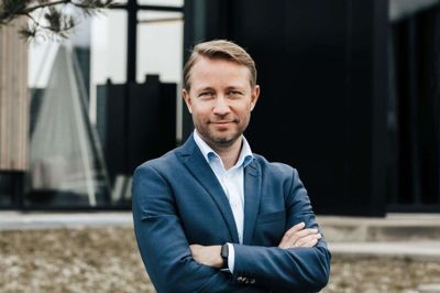 Michael Mendgaard-Holm: - En sen fredag aften kom min yngste søn ind til mig i sengen, og han holdt hårdt fast i min arm, som om han ville sikre sig, at jeg ikke tog nogen steder. Det var dér, det gik op for mig, at jeg nok blev nødt til at finde noget andet end Hästens. Foto: Emma Maria Gehlert Nielsen/Leander