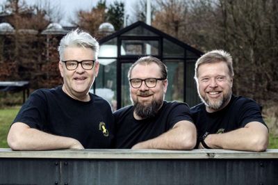 De har grund til smil hos Branderiet Aps i Brande. De er gået i gang med at producere whisky. De tre indehavere er fra venstre: Eugen Coulthard, Jesper Vindum og René Schau Larsen. Foto: Chresten Bergh