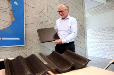 Salgschef Bent B. Bendtzen IBF præsenterer her IBF’s nyeste tagsten, »Funkis«, der er helt flad og med skarpe lige kanter. Foto: Laila Kempel