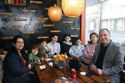 Nazroza Haji (t.v.) og Mahmoud Sabbagh (t.h.) var med deres familier og bekendte på restaurant Damaske Food i Søndergade som led i Røde Kors integrationsarbejde. Foto: Henrik Ole Jensen