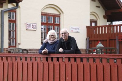Bodil og Henning Bjerg købte deres hus for 30 år siden. Siden har de gjort meget for at vedligeholde ejendommen og bevare sjælen fra dengang, det var Nybo Station. Foto: Henrik Ole Jensen