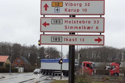 140 lastbiler og gylle-transporter vil seks dage om ugen mellem klokken 6.00 og 18.00 skulle gennem lyskrydset her i Ilskov på vejen til og fra et planlagt biogasanlæg mellem Ilskov og Ikast. Anlægget ventes årligt at skulle modtage 800.000 ton gylle og biomasse og levere biogas til 18.000 husstande. Foto: Jesper Wind