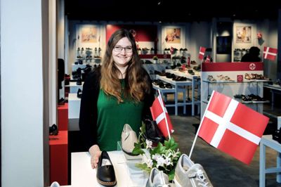 Butikschef Cecilie Larsen kan med god grund smile til kunderne i den nye Rieker-butik i Bredgade. Hun er rigtig godt klædt på til opgaven, da hun i sin tid lavede fagprøve om netop Riekers fodtøj. Foto: Chresten Bergh