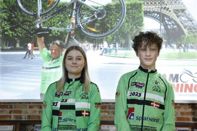 15-årige Agata Kielka og Tobias Staugaard, 16 år, har i næsten et år trænet 2-3 gange i ugen for at blive klar til den lange tur til Paris, hvor de skal cykle over 100 kilometer om dagen. Foto: Henrik Ole Jensen