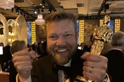 Brian Leif Hansen med Oscar-statuetten. Ægtefællen Melanie Coombs har også vundet en, så nu har de doblet op i hjemmet i Portland. Foto: Privatfoto