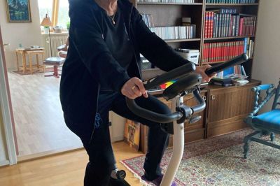 Det er vigtigt for Vita Jørgensen at holde sig i gang. Og selvom man er fyldt 83, kan man da sagtens tage sig en tur på motionscyklen. Foto: Merete Riis Jensen