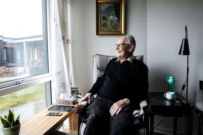 Udenfor Bent Jacob Justesens terrassedør står et stort voliere fyldt med farverig fugle, og han nyder at følge med i livet uden for vinduet ved Fripleje-hjemmet Højbo i Arnborg. Foto: Chresten Bergh