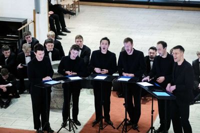 De seks sangere i King’s Singers blev undervejs i koncerten suppleret af Herning Kirkes Drengekor. Foto: Chresten Bergh