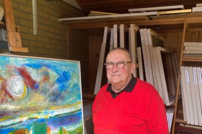 Niels Christian Kirkegaard i sit atelier i Silkeborg. For tiden er det sporadisk, hvor meget han får malet. Kulde og dårligt lys er nemlig svære betingelser at arbejde under. Foto: Mathias Guldberg