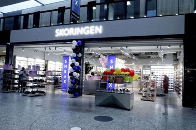 Skohandler Kenneth Nisgaard åbnede i dag en Skoringen-butik i Herningcentret, i lokalerne hvor der tidligere var frisørsalon. Der var godt gang i salget allerede i de første timer på åbningsdagen, og forventningen er at sælge 400 par sko i dag. Foto: Henrik Ole Jensen
