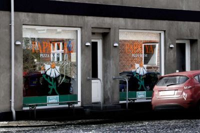 Papatya 2 på Vestergade i Vildbjerg er blevet politianmeldt og har fået tildelt bøder på flere tusinde kroner for manglende egenkontrol og dårlig skiltning. Foto: Henrik Ole Jensen