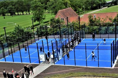 Det er padelbaner som disse i Vildbjerg, man ønsker sig i Kibæk. Og nu er der - forhåbentlig - snart nyt fra flere fonde, så man kan komme videre med planerne. Foto: Privatfoto