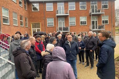 Flere af læserne kunne genkende skolegården fra deres egen skoletid på Hammerum Skole, som nu er omdannet til 24 lejligheder. Længst til højre ses Thomas Asmussen, direktør ved Fink Byg, som stod for rundvisningen. Foto: Brian Kjær Andersen