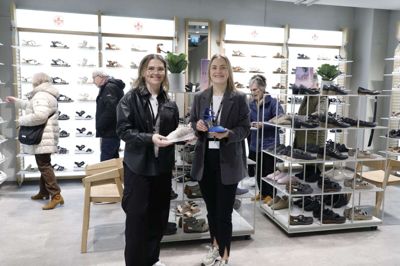 Pernille Skov Lundberg (t.v.) og Pernille Rasmussen er to af de ansigter, man vil møde hos Skoringen, der havde åbningsdag onsdag i Herningcentret. Foto: Henrik Ole Jensen