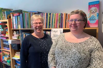 Koordinator hos Home-Start Ikast-Brande Hanne Hebsgaard (t.v.) og Susan Nielsen lærte hinanden at kende, da sidstnævnte for snart seks år siden tog mod til sig og rakte ud efter hjælp. Organisationen greb den dengang skrøbelige mor, og det har ifølge Susan Nielsen haft afgørende betydning for hendes liv. Her ses de i Home-Start Ikast-Brandes genbrugsbutik i Møllegade, hvor Susan Nielsen også ofte handler. Foto: Mikkel Korsgaard Christensen