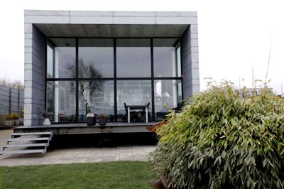 Det svævende stålhus ligger på en smal grund ned mod Sunds Sø. Huset er 7,2 meter bredt, og højden fra gulv til loft i stuen, som er det forreste rum set fra søen, er 4,2 meter. Foto: Henrik Ole Jensen