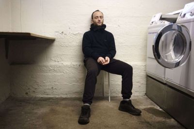 »Soft Boys« er 10 velskrevne, tankevækkende noveller, som også er fulde af humor. Det er Mads Ananda Lodahls anden selvstændige bog. Hans debutroman, »Sauna,« udkom i 2021 til flotte anmeldelser og ros for at skrive om LGBT+-miljøet, ensomhed, sex og kærlighed, og Nordisk Film er i gang med at filmatisere den. Foto: Lærke Posselt