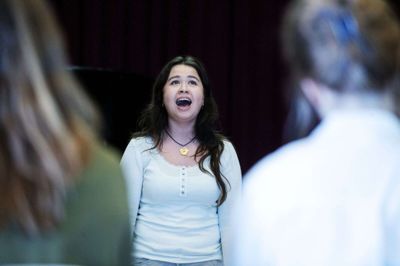 Som en del af musical-undervisningen skal de unge synge foran de andre. Her er Emma Jada Christensen i gang med sangen »Breathe«. Foto: Chresten Bergh