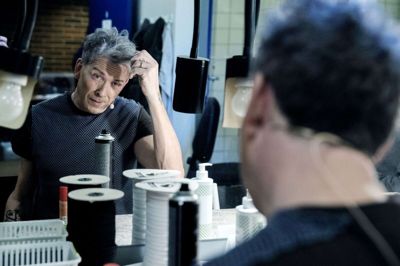 Anders Blichfeldt i sminken med en time til premierestart. Han retter lidt på håret, der gerne må sidde »mere vildt«. Foto: Chresten Bergh