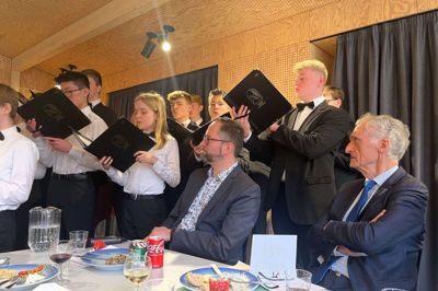 Der var fyldt i kirkehuset. Sognepræst Jens Moesgård Nielsen og tidligere minister Bertel Haarder blev næsten en del af koret. Foto: Privatfoto