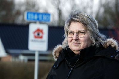 Lone Kølerfeldt er ambassadør for Nabohjælp i Engkvarteret i Snejbjerg. Hun mener, ordningen får tyveknægte til at tænke sig om en ekstra gang, inden de bryder ind i et hus, fordi de ved, at naboerne holder øje med, hvad der sker i nabolaget. Foto: Chresten Bergh